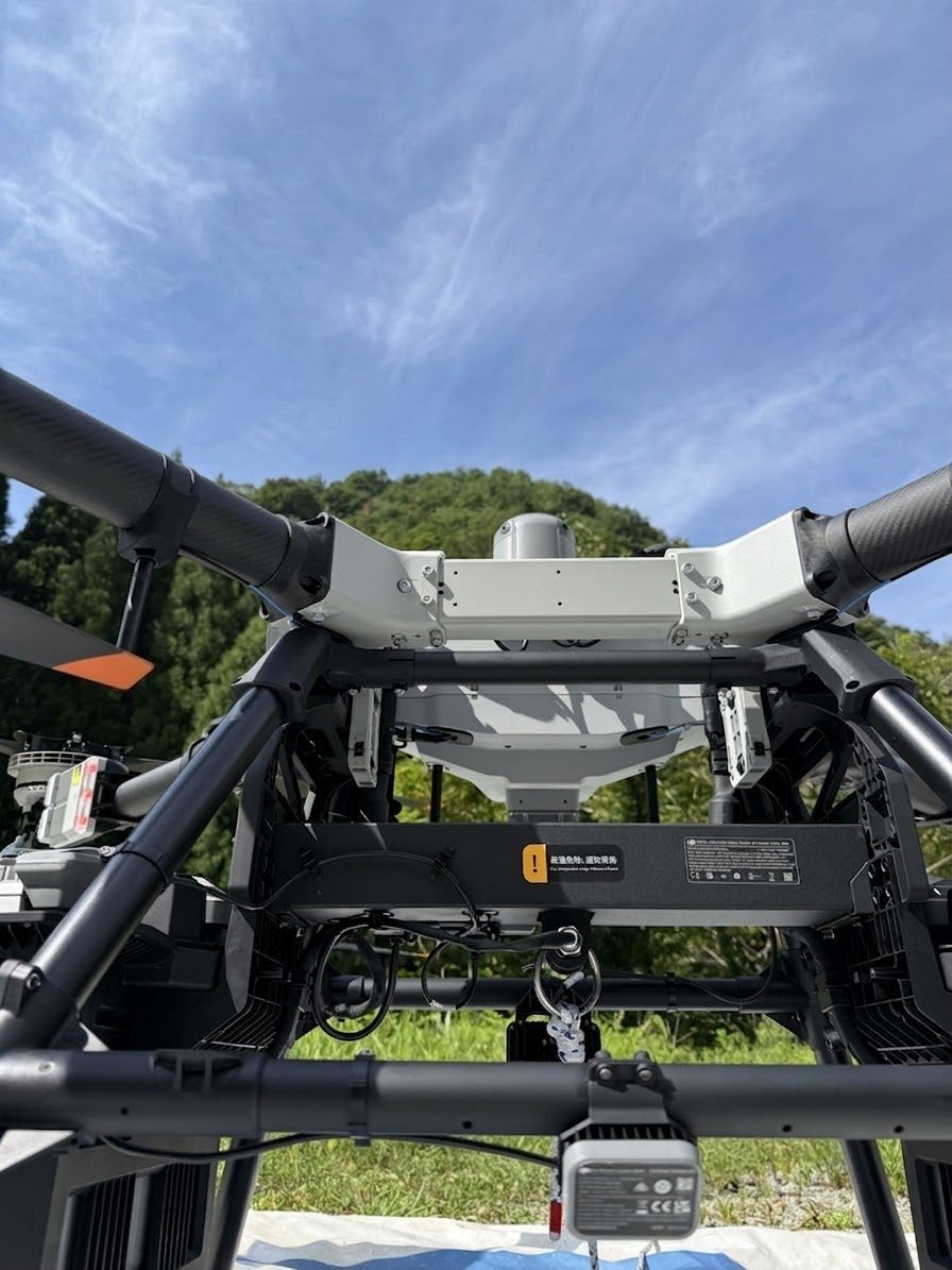ドローン本体のフレームとカーゴフックの拡大